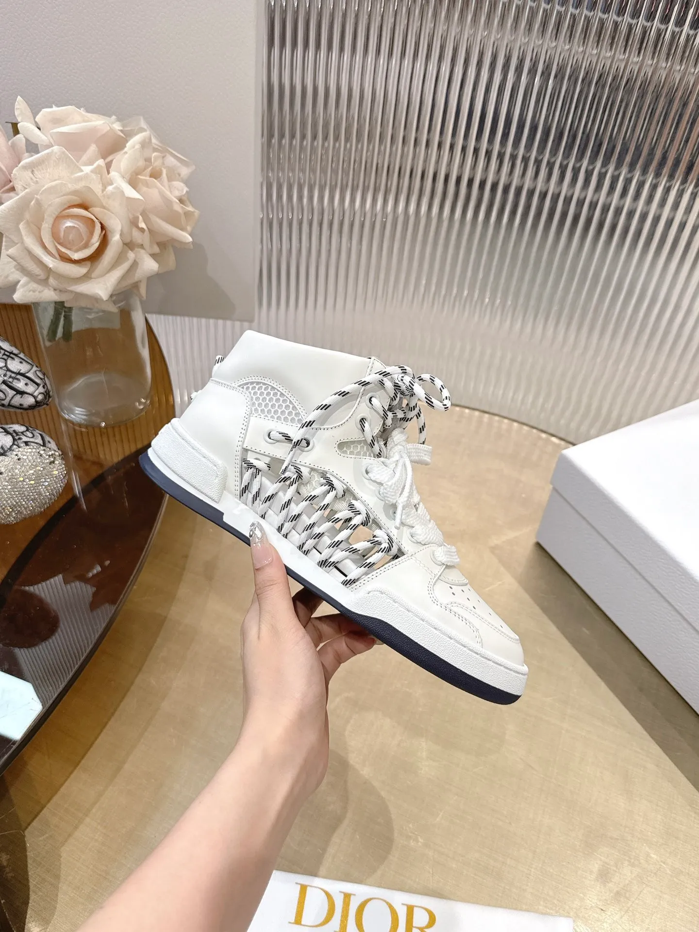 👟👟Ex-factory price 740👟👟 (Top version) Couple model Dior, C’est 25 new college style casual fashion high-top sneakers, showing eye-catching and fashionable style. Carefully crafted, the hollow design on the side of the upper is super fashionable, and the details also add a touch of elegance. The lightweight two-tone sole offers exceptional comfort and sporty style. Can add a stylish touch to any casual look. The tongue and sole are decorated with the Christian Paris logo, and the cowhide design is styled. Women's size 35-44